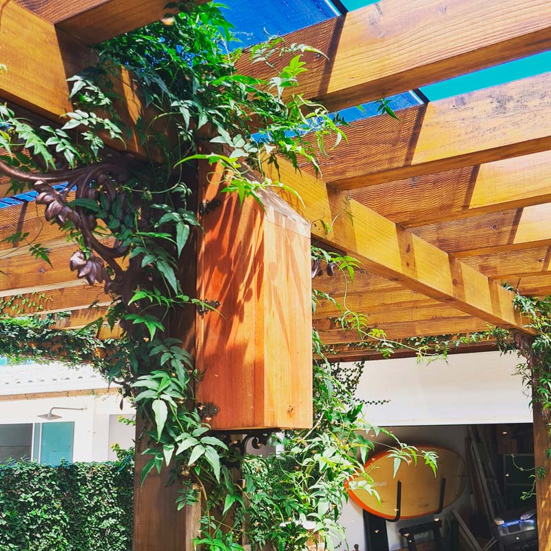 Essa casinha vertical integral de Jataís com design minimalista é a estrela do pergolado de uma casa de praia